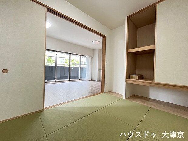 琉球畳を採用した和室は収納もついております。家族が泊りに来た時にも便利な一部屋です。