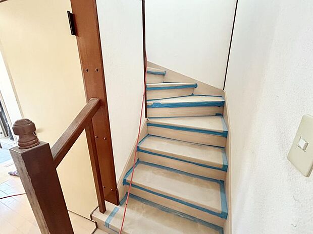 【階段】手すりの新設を致します。