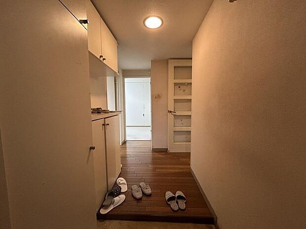 【ホール】玄関はシューズボックスの交換、床、壁の貼り換え、照明器具の交換を行います。