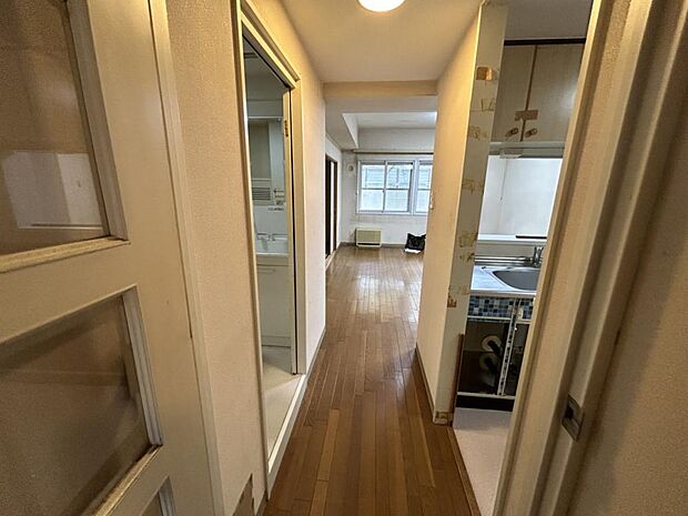 【廊下】廊下は各居室同様に床、壁の貼り換え、照明器具の交換を行います。