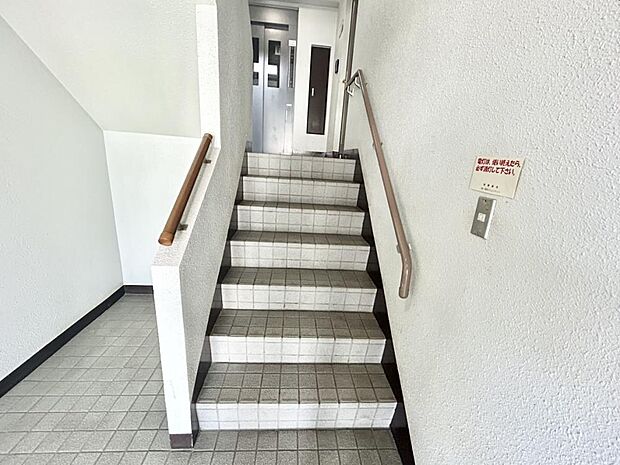 【アプローチ】マンション内に入ると階段を上がってエレベーターに向かいます。
