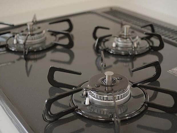 【同仕様写真】新品交換予定のキッチンは3口コンロで同時調理が可能。大きなお鍋を置いても困らない広さです。お手入れ簡単なコンロなのでうっかり吹きこぼしてもお掃除ラクラクです。？？