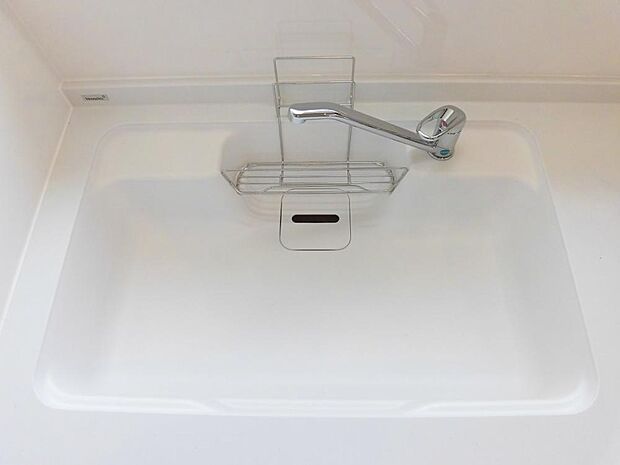 【同仕様写真】浴室の排水栓はポップアップ式です。ワンタッチで浴槽のお水を排水できます。チェーンが付いてないので、お掃除もラクになりますね。