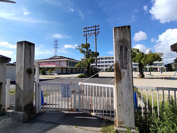 【周辺】徒歩約16分（1.1km）に津島市立西小学校がございます。毎日の通学にも程よい距離。友達と一緒ならあっという間に学校に着いてしまいます。