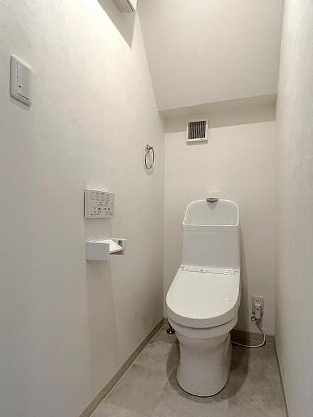 1階トイレは便器の新品交換、壁・天井のクロス張替、床はクッションフロアの張替えをしています。