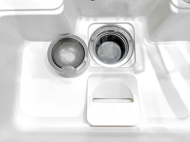シンクの排水口のゴミかごは、油汚れやヌメリを浮かせて落とす親水性コートの効果で、すっきり清潔。すみずみまで洗いやすい丸い形状です。