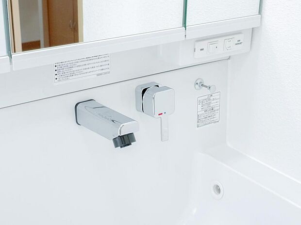 【リフォーム済】洗面台の水栓は周りに水たまりができない、壁に直接取り付けるタイプの水栓を採用。水栓ヘッドは引き出して使えるホース内蔵タイプで整水・シャワーの切り替えもワンタッチで行えます。