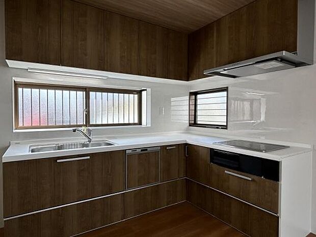 「キッチン」こげ茶色のキッチンは引き締まった印象を与えてくれます。両サイドに窓があるので換気もしやすいですね。