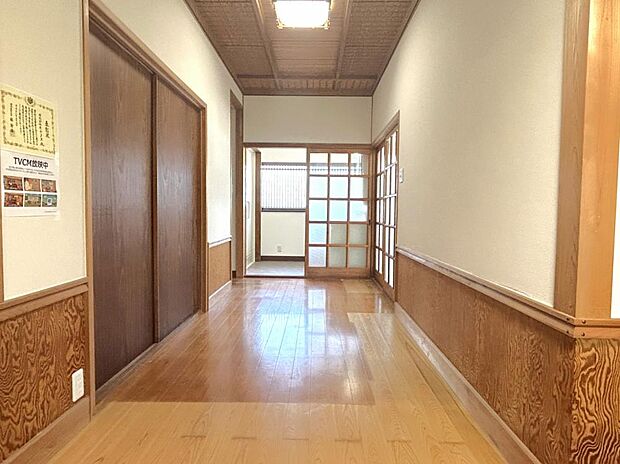 【リフォーム済】廊下は、床はクリーニング、壁のクロス張替をおこないました。