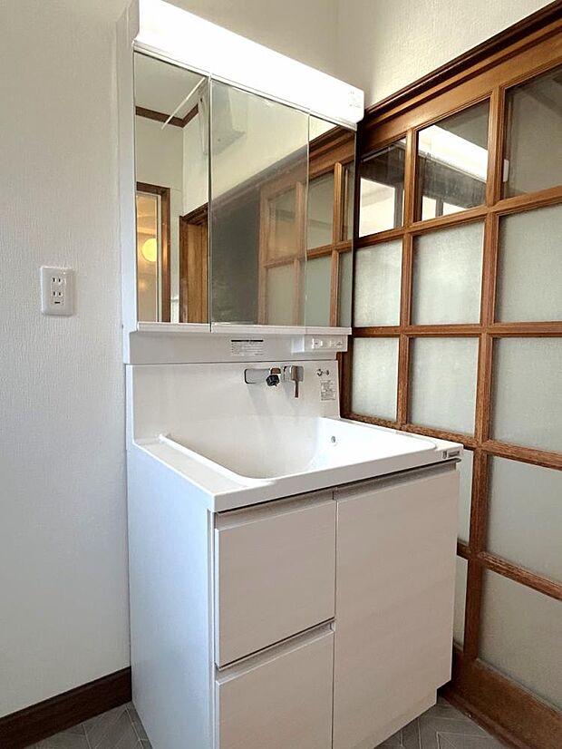 【リフォーム済】洗面化粧台はハウステック製幅750mmに新品交換しました。シャワーホースが伸び縮みするので洗面台のお掃除もしやすいです。床クッションフロアの張替、壁・天井のクロス張替を行いました。