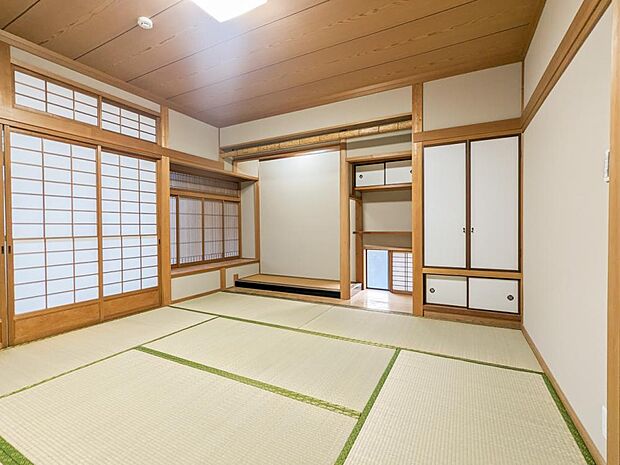【リフォーム済】8畳和室は畳の表替えと襖・障子の張替えと壁の塗装を行いました。