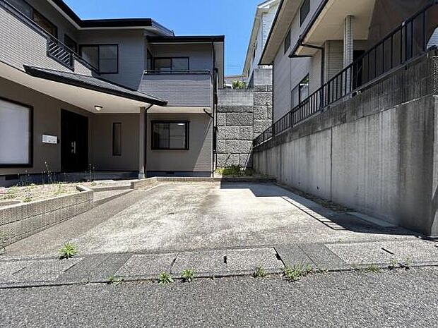 【リフォーム済】駐車場並列2台完備しております。並列駐車ですと駐車が苦手な方でも安心して駐車できます。