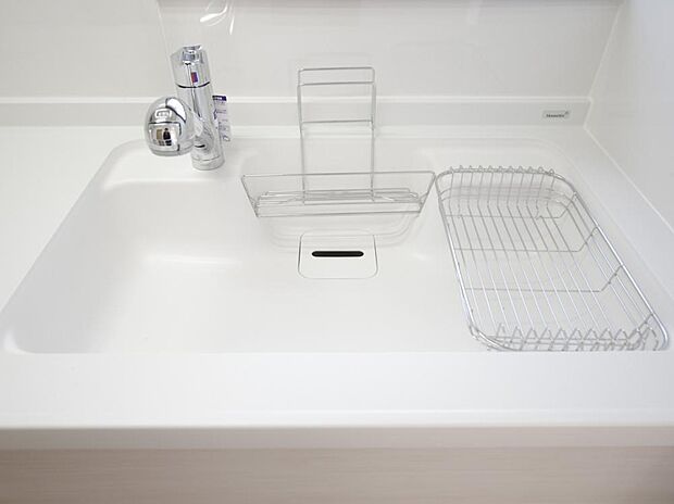 キッチン水栓金具は「かゆい所に手が届く」シャワータイプです。先端が外れるタイプなのでお掃除をする時にも便利です。