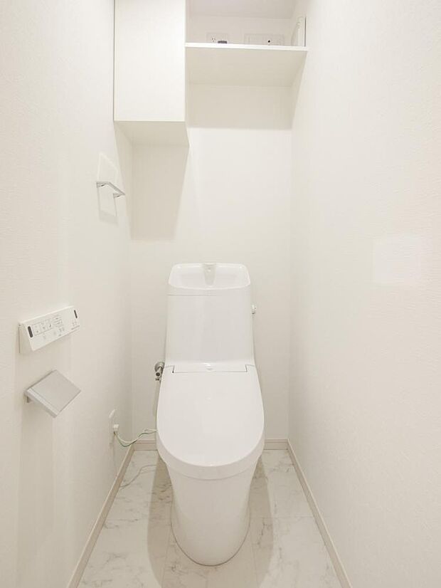 【リフォーム済】「トイレ」LIXIL製の洗浄機能付便器に交換。従来に比べ約69％節水できる「超節水ECO5トイレ」　フチレス形状でフチを丸ごとなくしているので、お掃除もラクラクです。