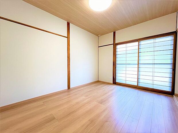 【リフォーム済】1階中央の和室は洋室に間取り変更を行いました。1間の収納がございますのでお子様のお部屋にいかがでしょうか。