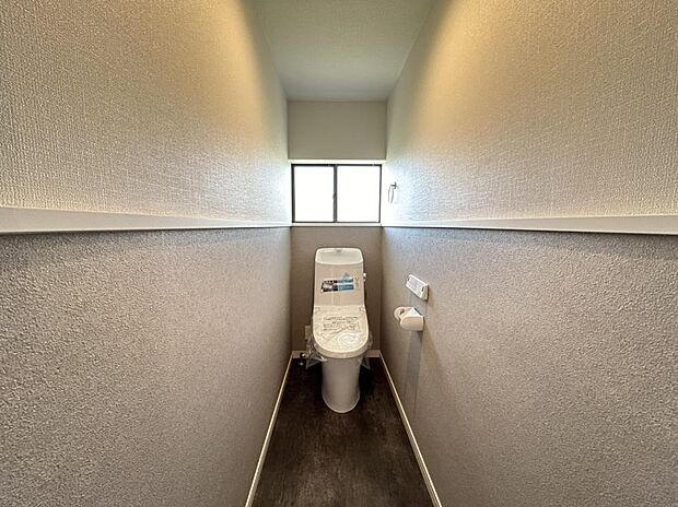 【リフォーム後】トイレは新品に交換しました。窓から採光が取れ、明るくなっております。