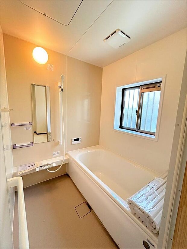 【浴室：リフォーム済】新品のユニットバスを設置しました。白を基調としたパネルは清潔感がでますね。