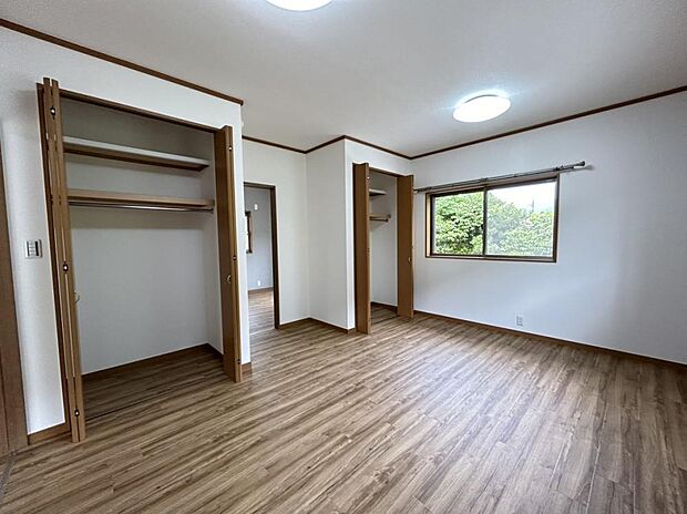 【洋室（南側）：リフォーム済】クローゼットが2つあり、収納スペースは十分です。お子様のお部屋にいかがでしょうか。