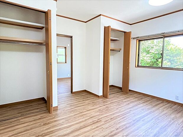 【洋室（南側）：リフォーム済】クローゼットが2つあり、収納スペースは十分です。お子様のお部屋にいかがでしょうか。