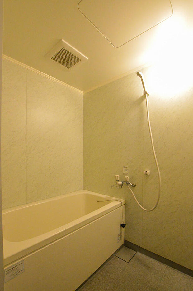 【浴室】現状の浴室になります。お風呂は大変きれいにお使いです！リノベーションしてきれいな浴室で一日の疲れを癒しませんか？