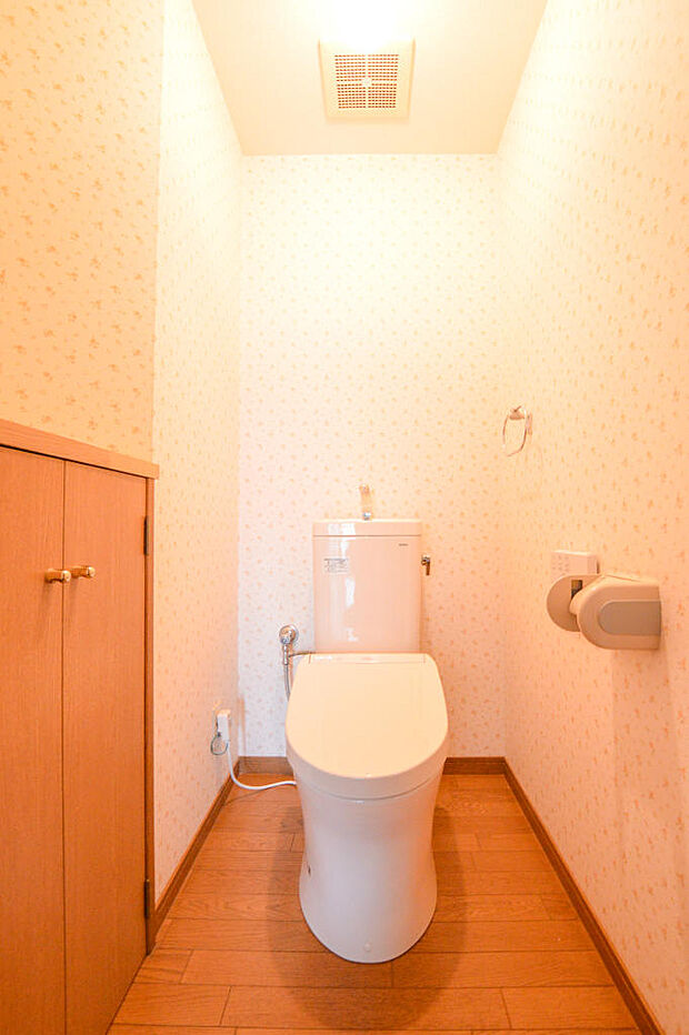 【トイレ】現状のトイレです。ちょっと年代を感じる部分があるためリノベーションで新しいトイレにしませんか。