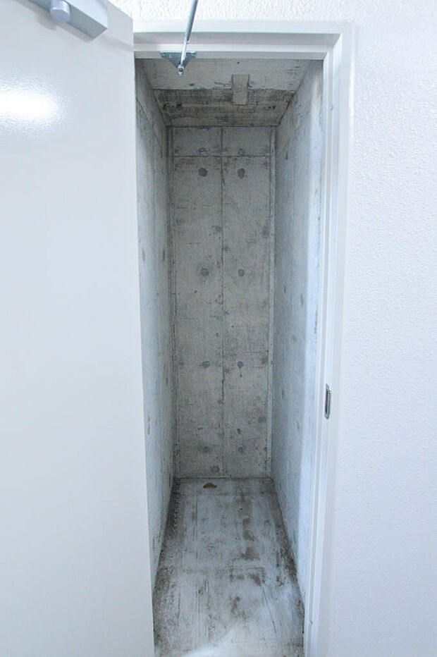 【トランクルーム】トランクルームはバルコニーに1箇所と玄関を出た目の前に1箇所と計2か所あります！鍵もかえるので中に入れて置いても安心です！
