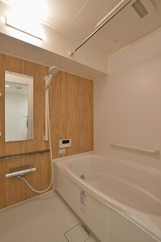 【浴室】システムバスルームリビオVシリーズFタイプ木目が日々の疲れを癒してくれるバスルーム。1416サイズで広めです！