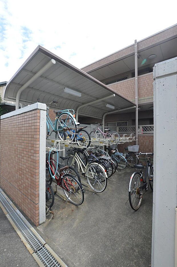 【駐輪場】駐輪スペースになります！屋根がついているので雨を防ぐことができます！きれいに整理されているので自転車を置くにも置きやすいです。