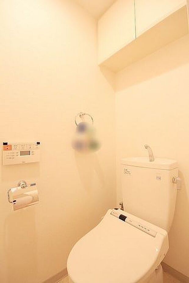 上部収納付きのトイレ。ウォシュレット、手洗い付きタンク。とてもキレイです。
