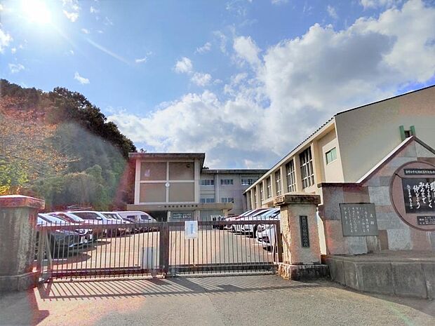 【近隣施設/小学校】敦賀市立粟野小学校まで1000ｍです。