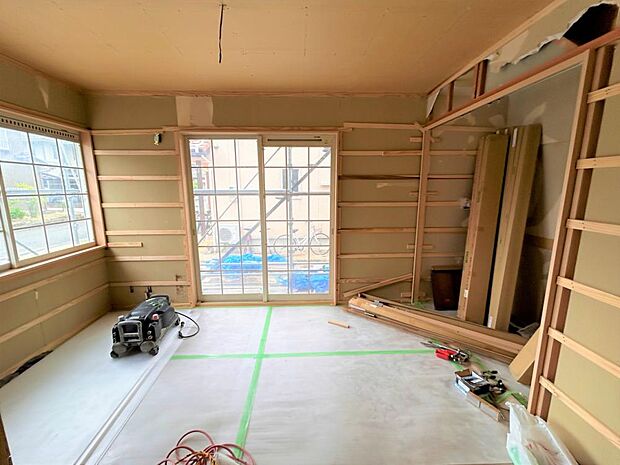【リフォーム中/新耐震/1階洋室】床はフローリングに変更し、壁天井もクロス張りを行います。押し入れもクローゼットに変更を行います。照明器具や建具も新品交換を行います。