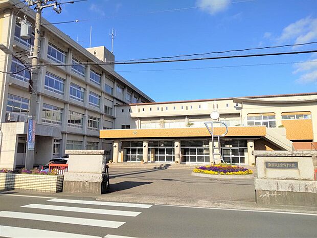 粟野中学校までは1500m、徒歩約19分の距離です。
