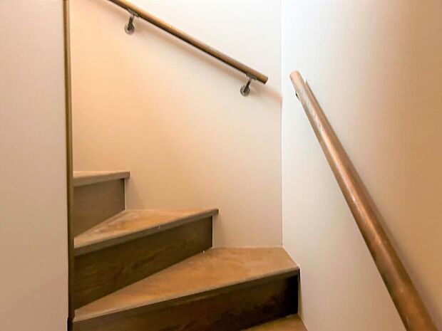 【新耐震/リフォーム済/階段】階段には手すりが設置されています。折れ階段なので、直線階段よりも上り下りのストレスが少なく安全ですね。