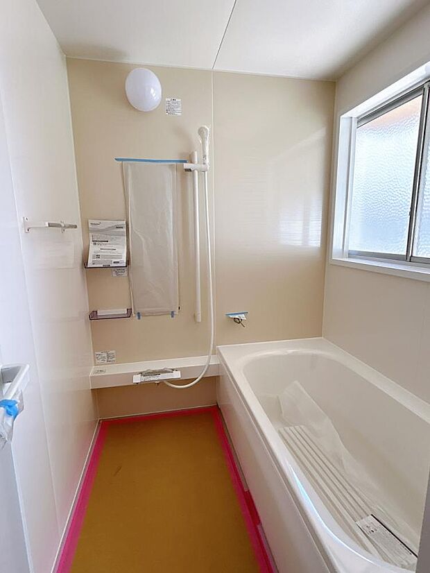 【ユニットバス】浴室はハウステック製の新品のユニットバスに交換します。足を伸ばせる1坪サイズの広々とした浴槽で、1日の疲れをゆっくり癒すことができますよ。