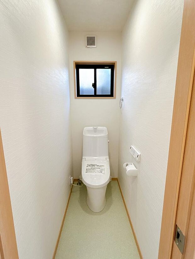 【リフォーム中】現況のトイレは撤去してリクシル製の洋式トイレに新品交換します。床はクッションフロアの張り替え、壁天井はクロスの張り替えを行います。