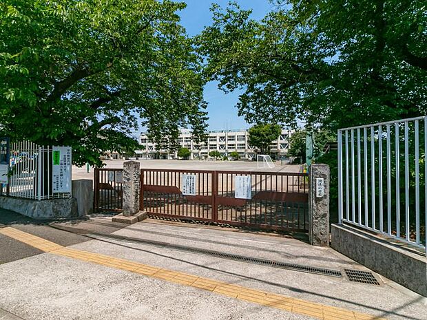 日野市立潤徳小学校迄1410ｍ