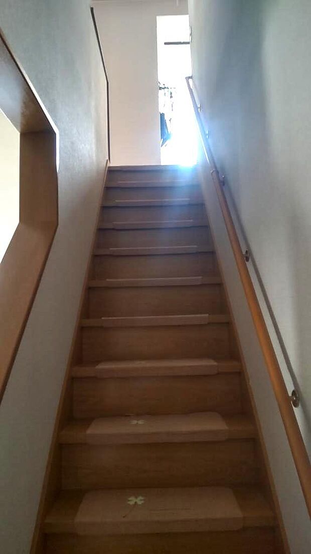 階段、2階からの日差しが入ります。