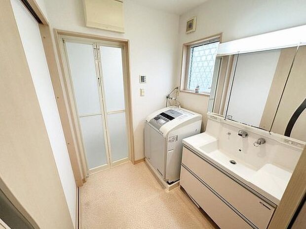 室内（2024年5月）撮影洗面脱衣室。洗面台は幅が大きめのタイプで広々とお使いいただけます。収納も引き出しタイプのため収納力があります。クッションフロアもきれいにされています♪