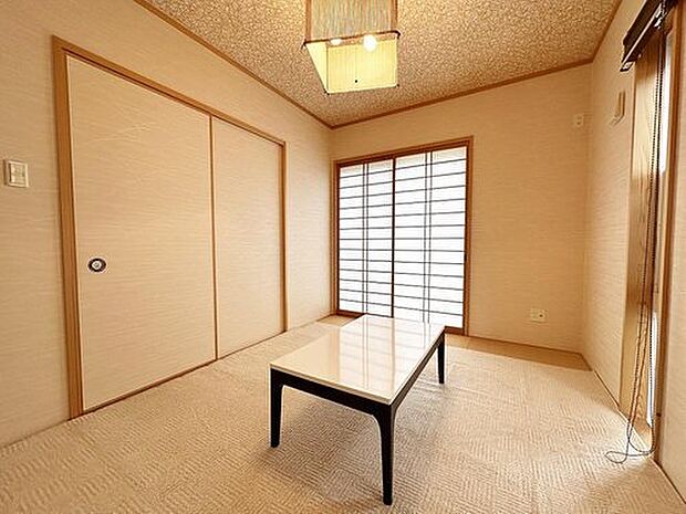 室内（2024年5月）撮影1階和室。和室は琉球畳が使用されており、暖かみのある空間になっています。押し入れと仏間もあるため、収納力もあるお部屋です！