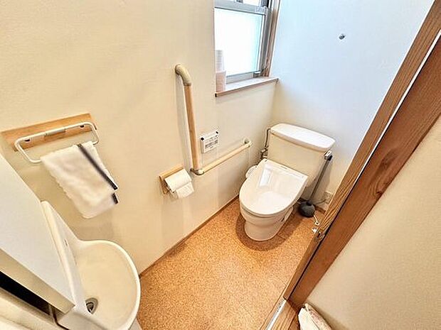 室内（2024年5月）撮影1階トイレ1階トイレには手洗い、ニッチ収納がございます！手すりがついているのもうれしいですね♪トイレ本体もきれいにお使いです！