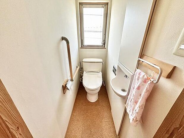 室内（2024年5月）撮影2階トイレ2階にもトイレがございます！ご家族で混みあうことはありませんね！1階同様手洗いと手すりもございます！