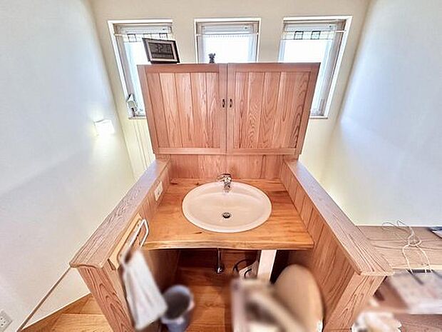 室内（2024年5月）撮影2階洗面台なんとこちらの物件には2階に造作洗面台があります！新築でも珍しいです。2階洗面台は「あってよかった設備」の1位2位を争うくらい便利です！木の質感がGOODです♪