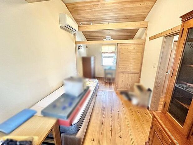 室内（2024年5月）撮影2階洋室6帖6帖は主寝室としてご使用でした。大きな収納もございます。やはり木の質感が優しい空間を演出していますね♪