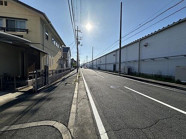 現地（2024年5月）撮影前面道路幅員は12mで歩道もあり、通勤通学も安全にしていただけます。真菅駅まではこの道をまっすぐ進めば到着です！