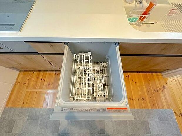 食器洗いの家事負担を軽減する食洗機つきのシステムキッチンになっています♪ほとんどご使用になっていませんので、大変きれいです。現地（2024年2月）撮影