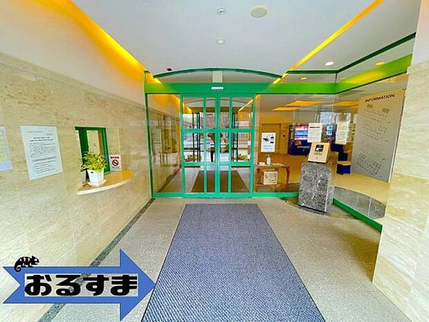 【現地エントランス写真】管理人室とオートロックありで安全な環境です！現地（2024年3月）撮影