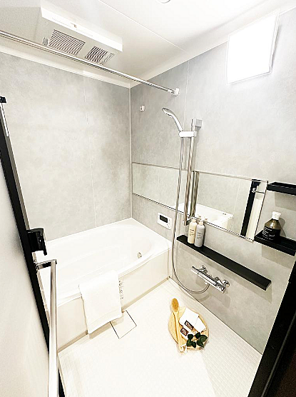 白を基調とした清潔感のある浴室。毎日が楽しいバスタイムになります。