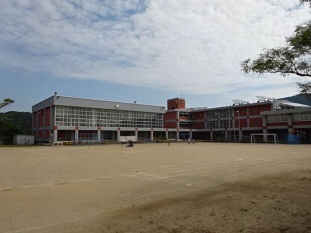 牟礼岡小学校【鹿児島市立牟礼岡小学校】は、牟礼岡1丁目に位置する1987年創立の小学校です。令和3年度の生徒数は93人で、8クラスあります。校訓は「あかるく　かしこく　たくましく」です。 970m