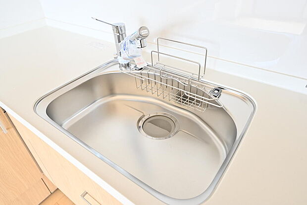 清潔感保ちやすいステンレスシンクに浄水器内蔵型水栓です。　水栓はシャワーです。