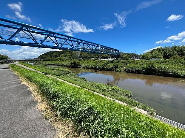 【周辺】マンション南側には川が流れております。川上に架かる橋には新幹線が通りますので、景色も楽しめます。